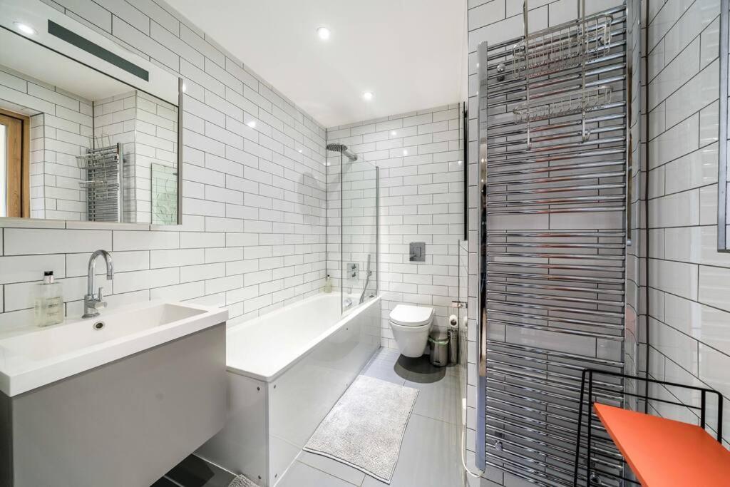 Modern 1 bedroom apartment in Hackney Wick Londen Buitenkant foto
